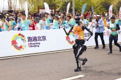 <b>空数字”仰望天空</b>